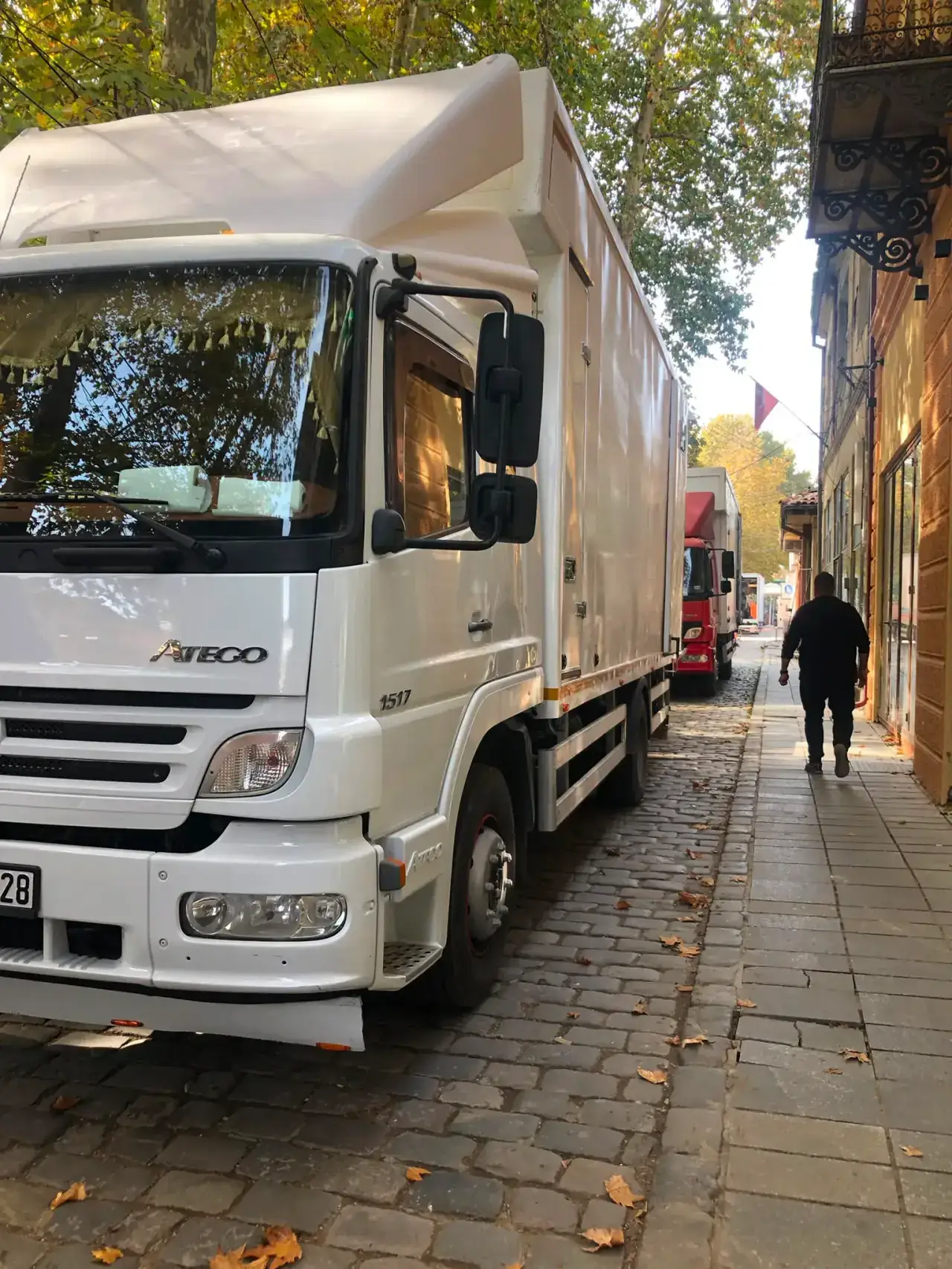 İstanbul evden eve nakliyat Mercedes Atego kamyonu dar sokaklarda