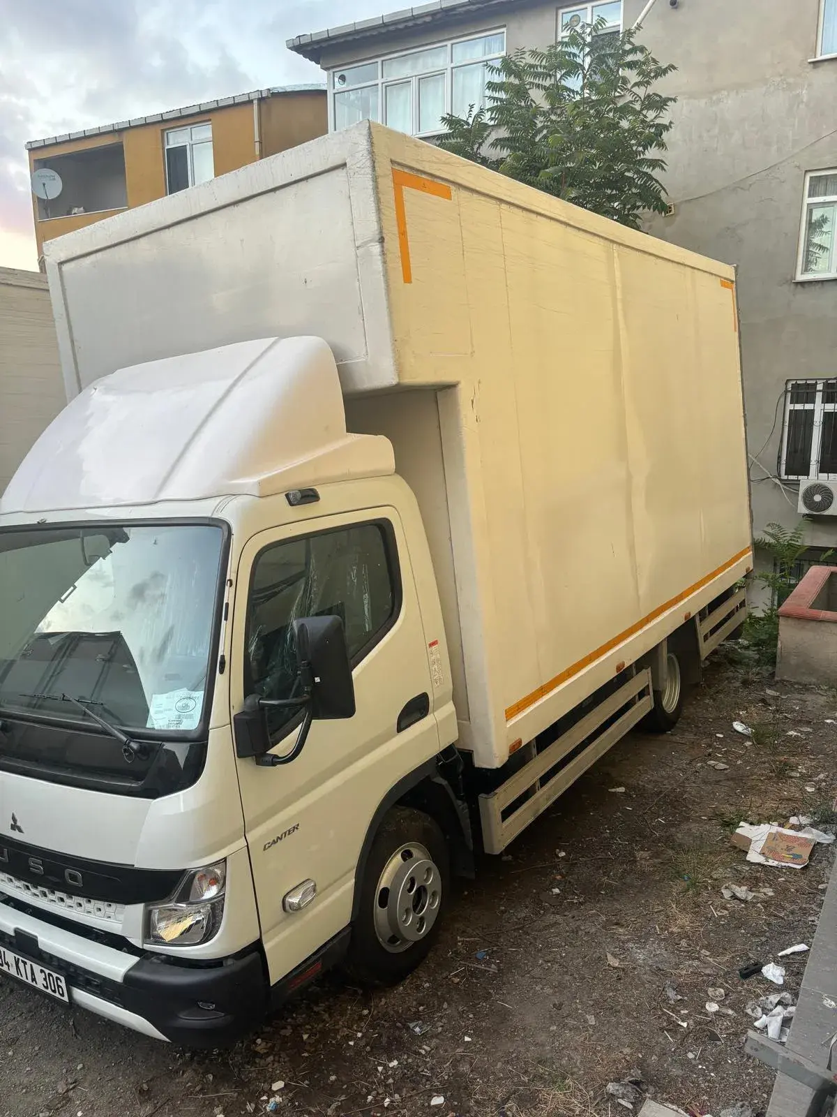 Profesyonel evden eve nakliyat kamyonu İstanbul sokaklarında
