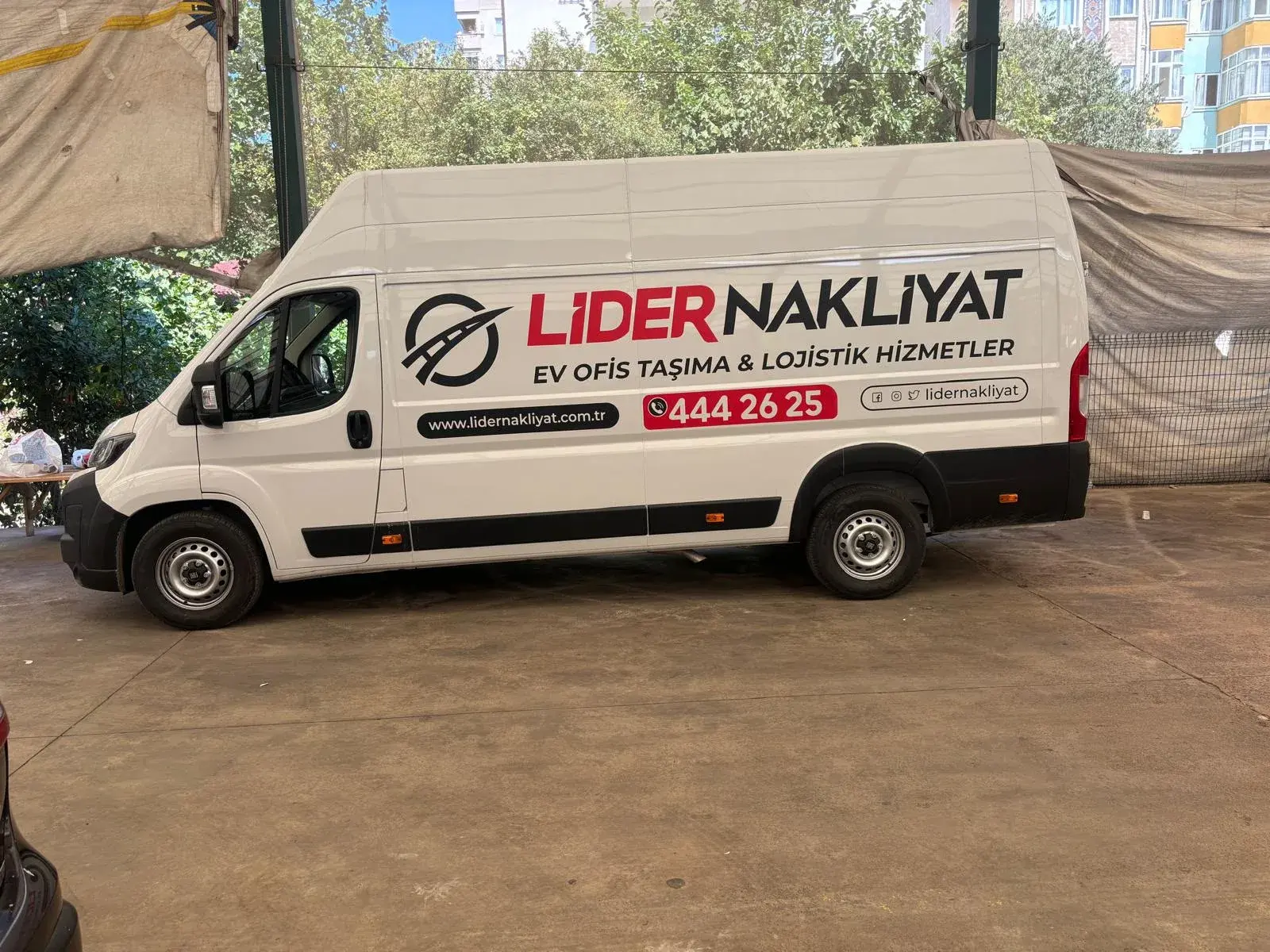 Beyaz nakliyat kamyonu İstanbul taşımacılık